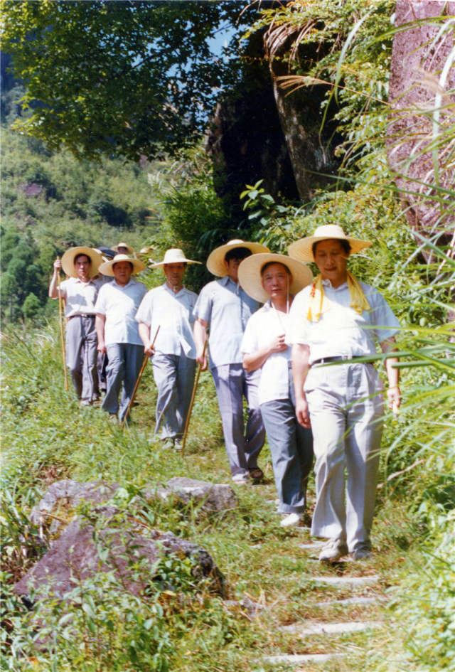 1989年7月19日，时任宁德地委书记的习近平一行前往寿宁县下党乡调研途中。（张培基）